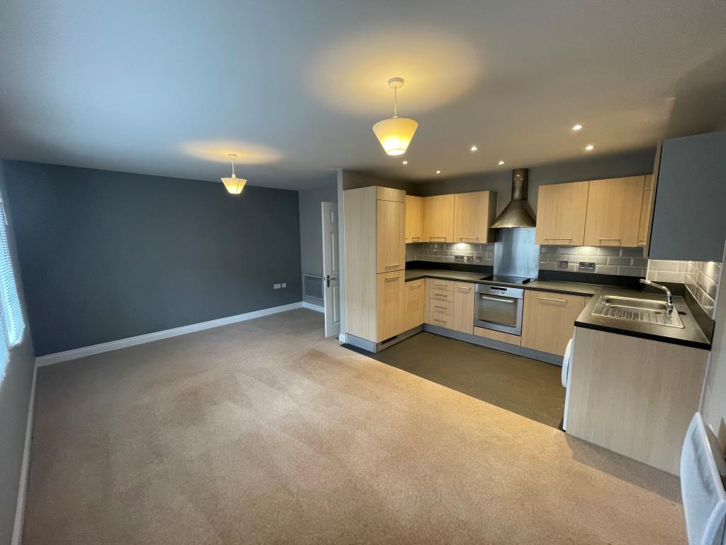 Lot: 104 - WELL-PRESENTED FLAT - Well presented kitchen and living room
